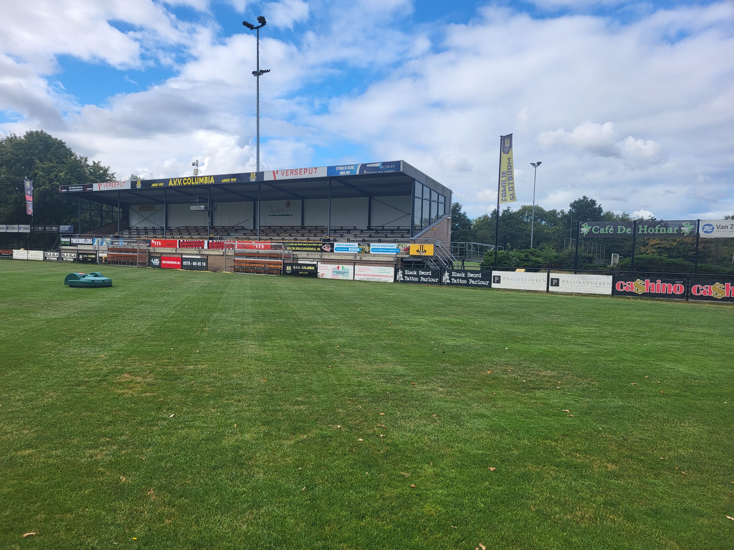 Belrobotics BM 2050 robotmaaier voor voetbalveld AVV columbia
