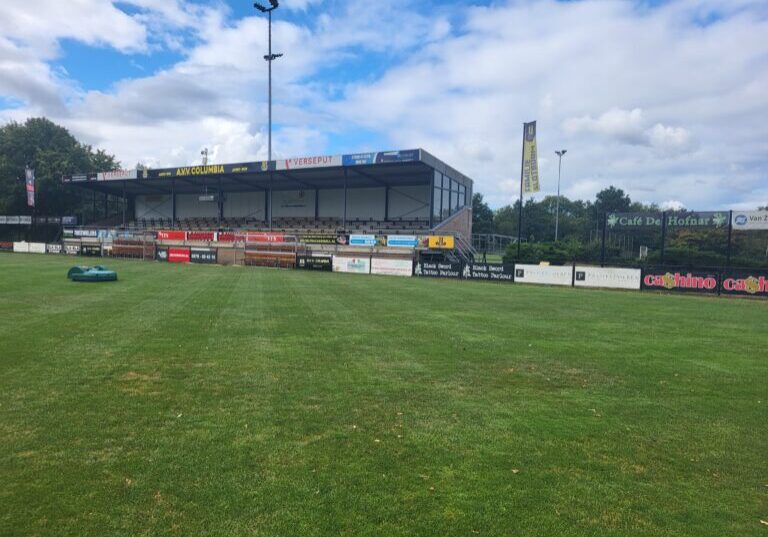 Belrobotics BM 2050 robotmaaier voor voetbalveld AVV columbia